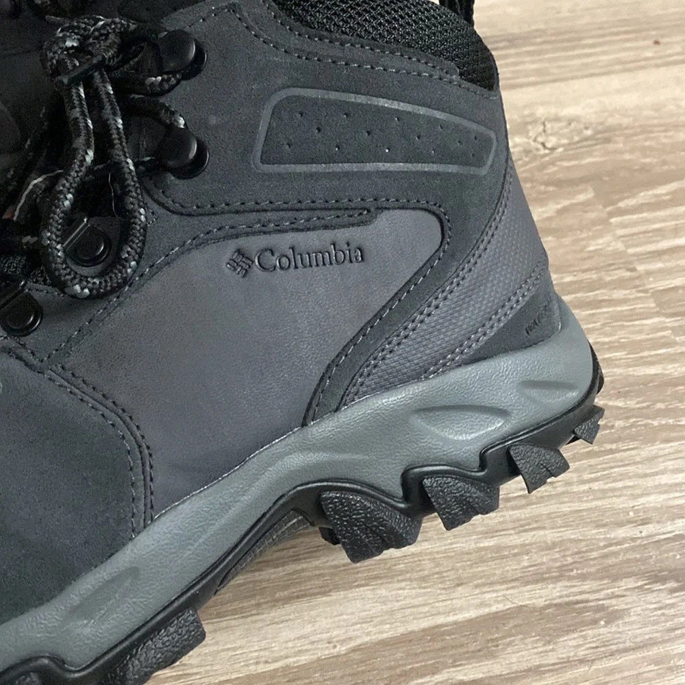 Columbia hiking boots/8